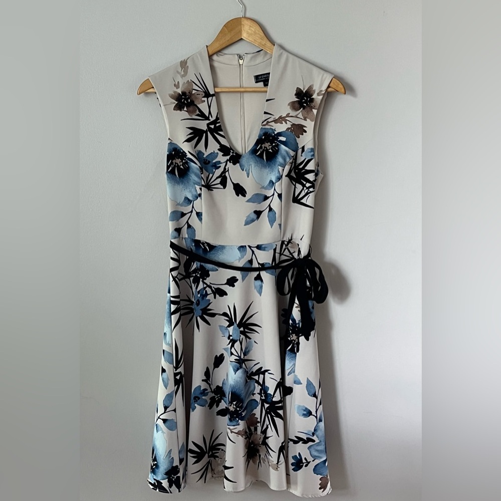 Women’s Le Chateau Blue and White Sleeveless V-Neck Midi Dress - Picture 2 of 14